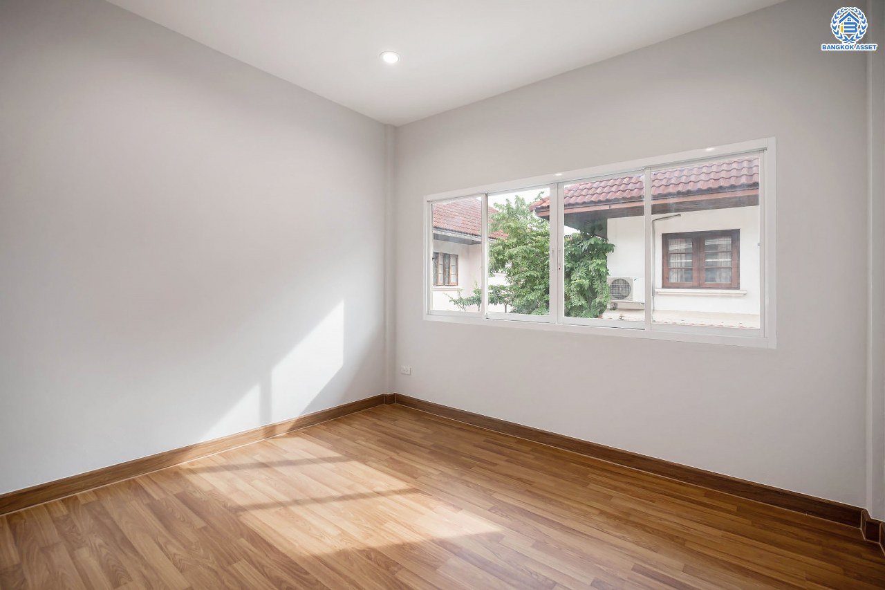 บ้านมือสองตกแต่งใหม่ โครงการ ซื่อตรง รัตนาธิเบศร์ หน้าโครงการติดรถไฟฟ้า "สถานีไทรม้า" เนื้อที่ 40 ตร.ว. ฟังก์ชัน 3 ห้องนอน 3 ห้องน้ำ 1 ที่จอดรถ เชื่อมต่อได้หลายเส้นทาง ใกล้เซ็นทรัลรัตนาธิเบศร์ และทางด่วน "งามวงศ์วาน"